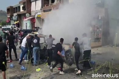 VIDEO | Libano, auto in fiamme dopo raid israeliani nel sud del Paese