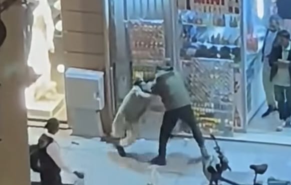 VIDEO | Calci e pugni tra due uomini in centro a Palermo, i residenti chiedono sicurezza
