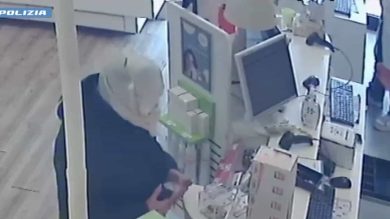 Rapina una farmacia con un sacchetto di plastica in testa, le telecamere lo incastrano: arrestato palermitano