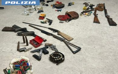 VIDEO | Le armi nascoste in casa e fondi agricoli, il maxi blitz ad Adrano