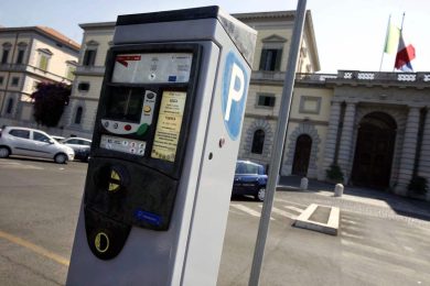 Catania, il caso parcheggi: in città solo strisce blu. M5S: “Enormi difficoltà per i cittadini”