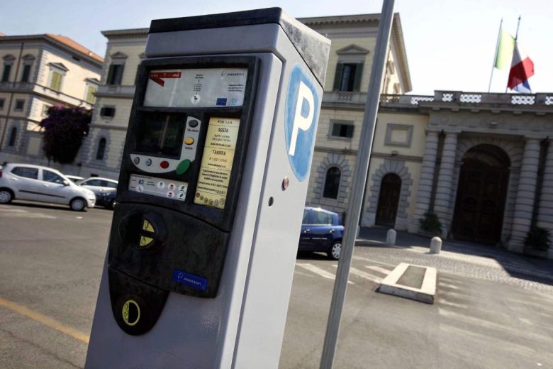 Catania, il caso parcheggi: in città solo strisce blu. M5S: “Enormi difficoltà per i cittadini”