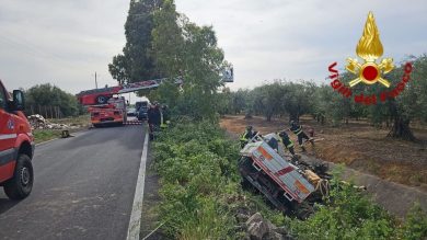 Incidente nel Catanese, camion esce fuoristrada e finisce in un canalone