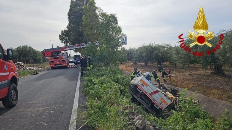 Incidente nel Catanese, camion esce fuoristrada e finisce in un canalone