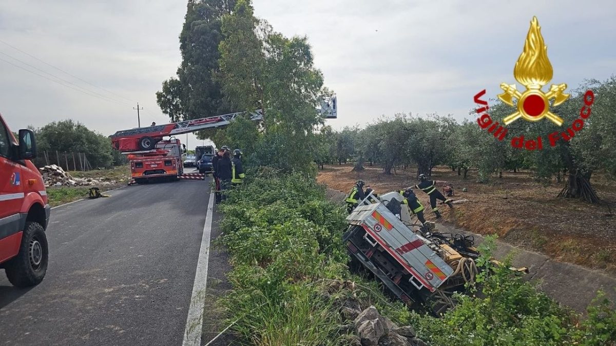 Incidente nel Catanese, camion esce fuoristrada e finisce in un canalone