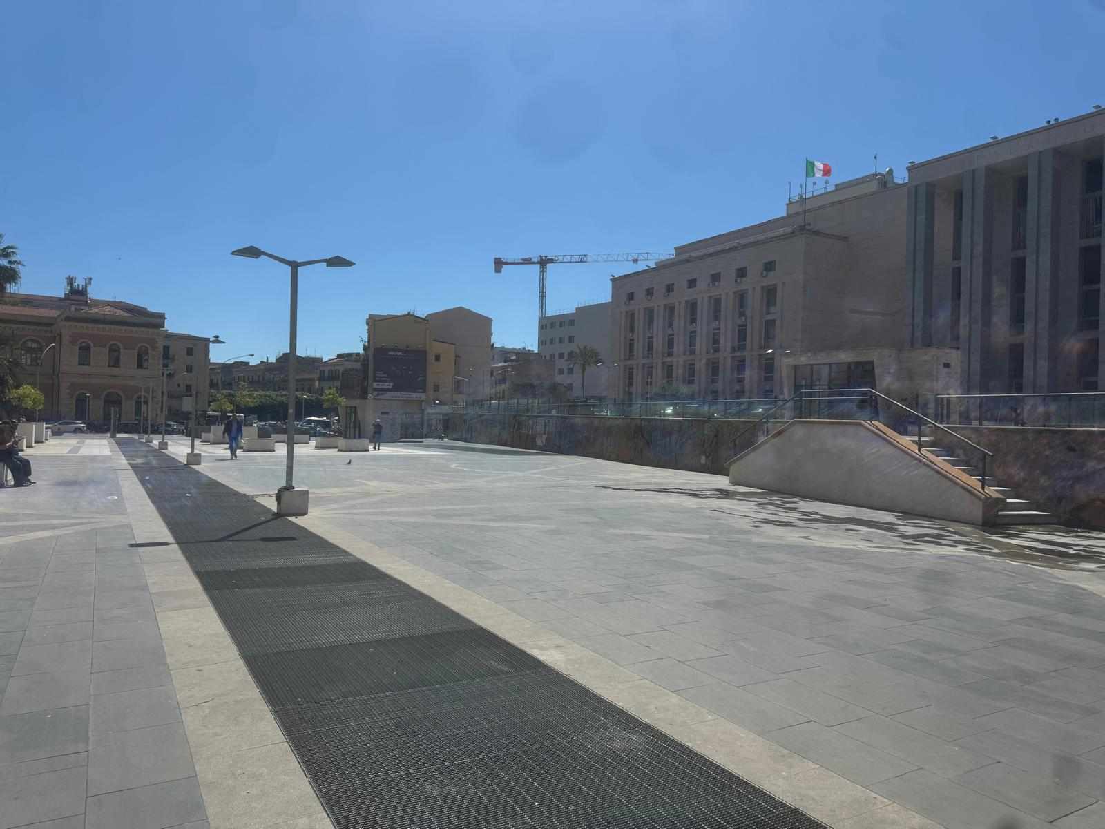 Palermo, rinasce la piazza di fronte al Palazzo di giustizia. Finiti i lavori di riqualificazione Palermo, rinasce la piazza di fronte al Palazzo di giustizia. Finiti i lavori di riqualificazione