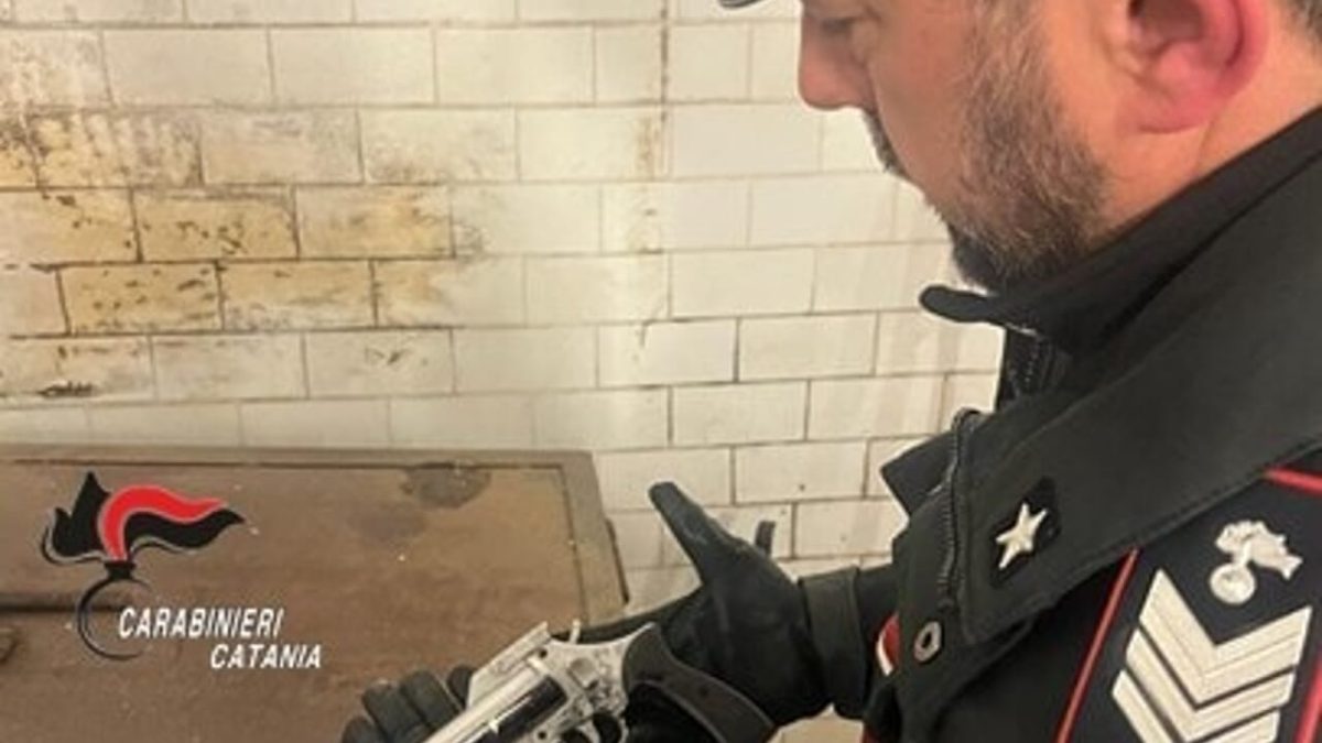 In strada con una pistola lanciarazzi, i carabinieri passano e lo denunciano: follia a Belpasso