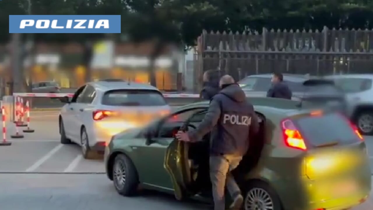 Con un taglierino rapinavano i corrieri di sigarette: ladri seriali bloccati dalla polizia con 8 mila euro di refurtiva Con un taglierino rapinavano i corrieri di sigarette: ladri seriali bloccati dalla polizia con 8 mila euro di refurtiva