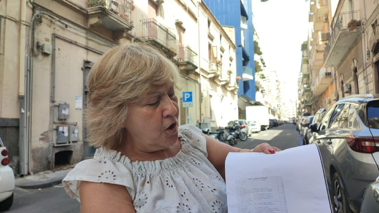 VIDEO | “C’è un evidente intoppo”, protesta a Catania contro le strisce blu in centro