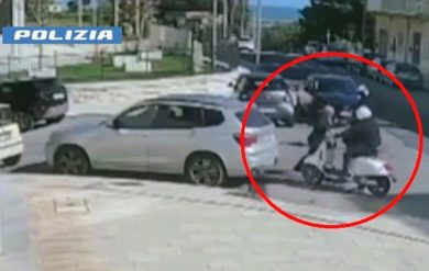 VIDEO | Aggredito e derubato dei gioielli, le immagini della rapina di Gela