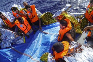 Sbarchi ridotti ma oltre ottocento morti accertati. Il Mediterraneo è ormai un cimitero di migranti