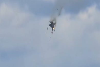 VIDEO | Tragedia sfiorata all’Air Show, scontro tra caccia in volo: le immagini