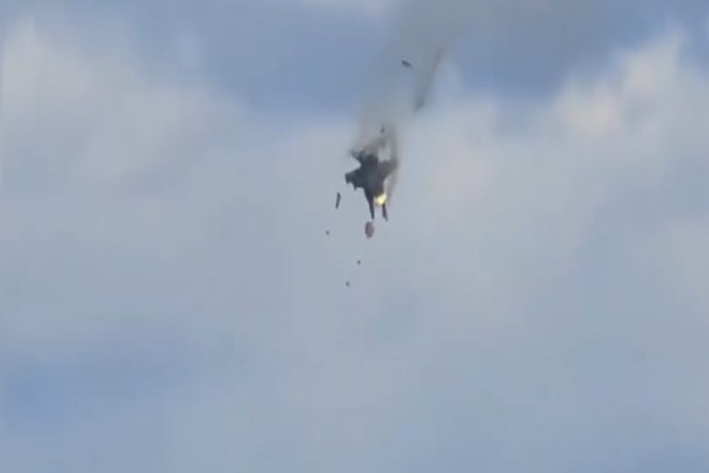 VIDEO | Tragedia sfiorata all’Air Show, scontro tra caccia in volo: le immagini