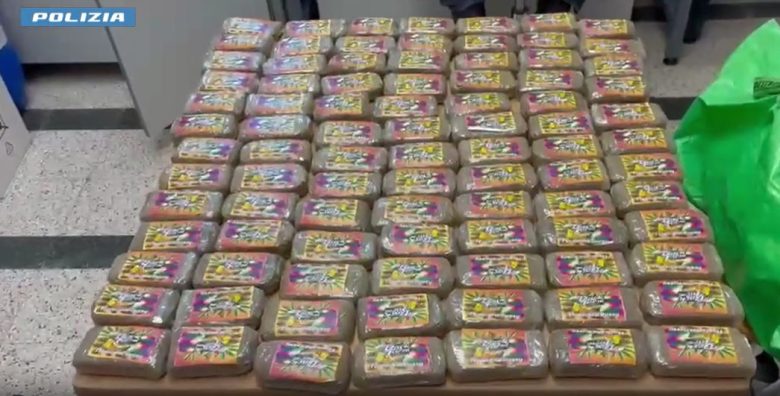 VIDEO | In auto con 100 panetti di hashish: arrestato 67enne catanese