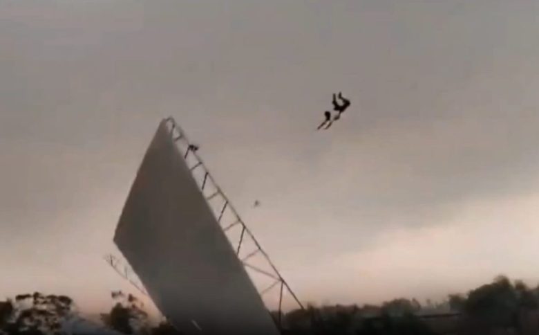 VIDEO | Paura in India, un uomo sollevato in aria per una tempesta