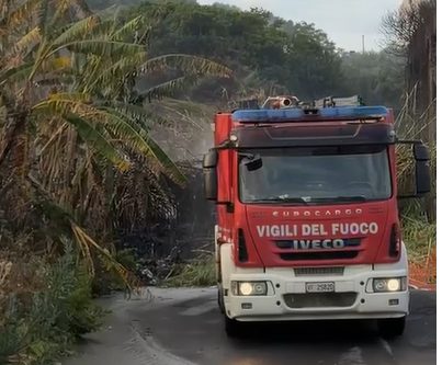 VIDEO | L’incendio a Catania nella zona della Timpa di Leucatia