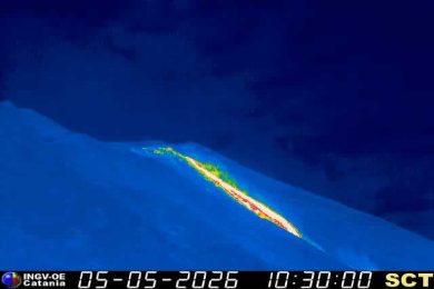 Borbotta lo Stromboli, eruzione dal cratere nord: lava sulla Sciara del Fuoco