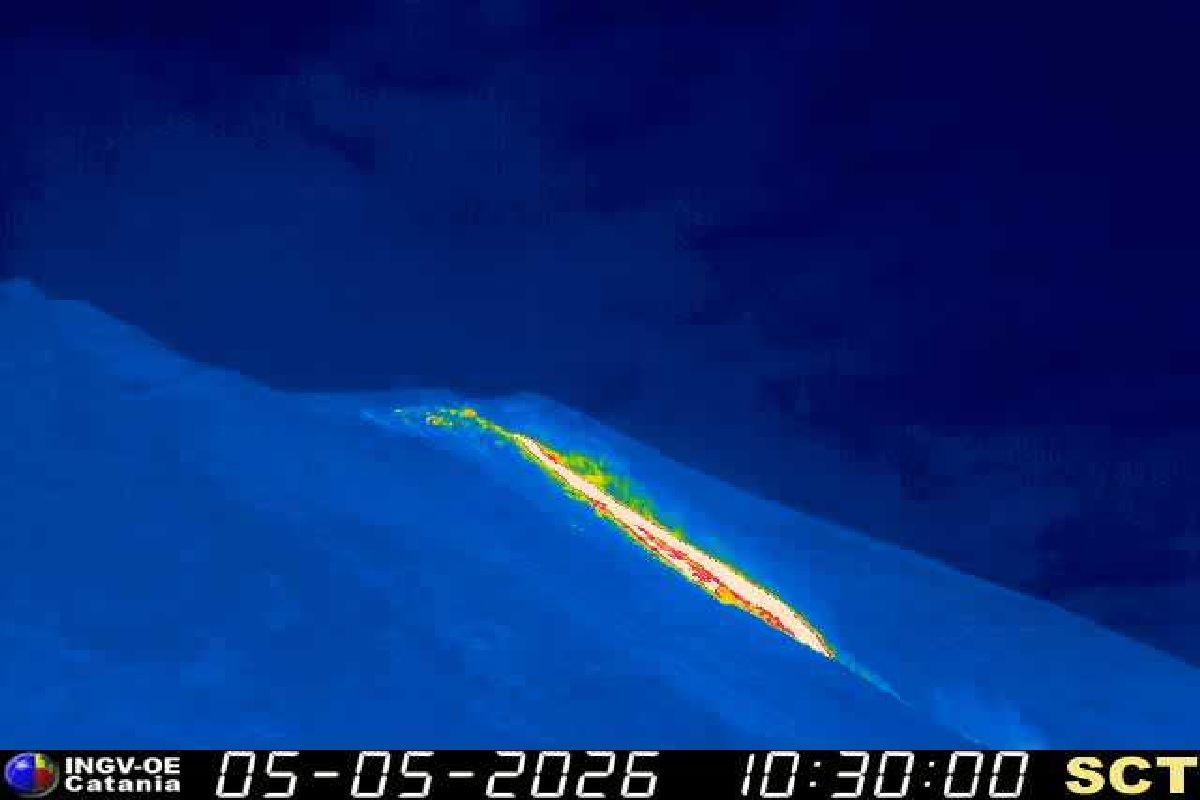 Borbotta lo Stromboli, eruzione dal cratere nord: lava sulla Sciara del Fuoco