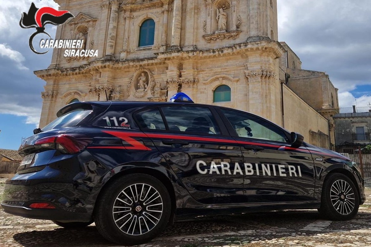 Conoscente rincorso e colpito con l’accetta: un arresto per tentato omicidio nel Siracusano