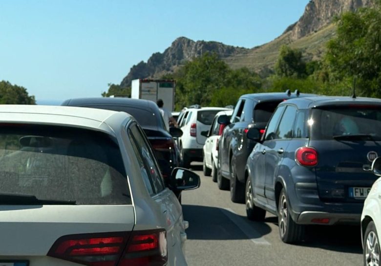 Auto in fiamme sulla A29, traffico in tilt all’altezza di Terrasini