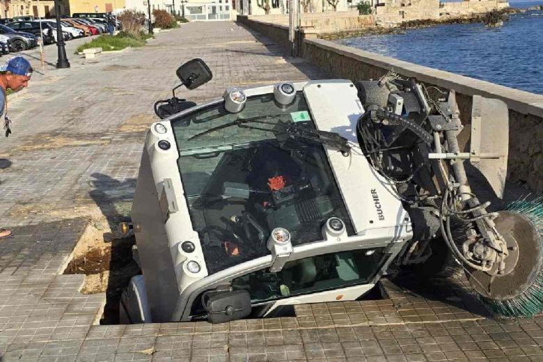 Si apre una voragine sul lungomare di Trapani, mezzo per la pulizia sprofonda