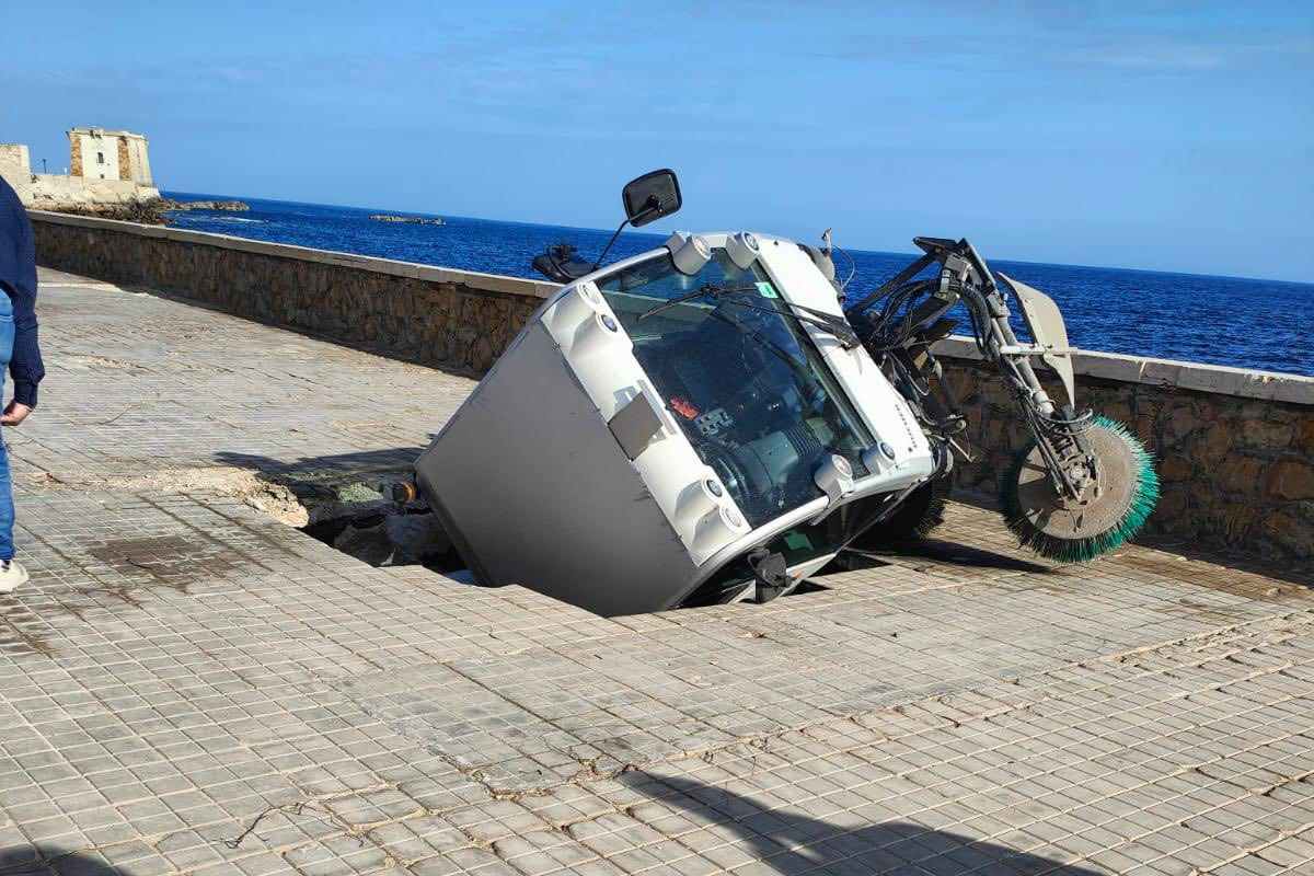 Si apre una voragine sul lungomare di Trapani, mezzo per la pulizia sprofonda