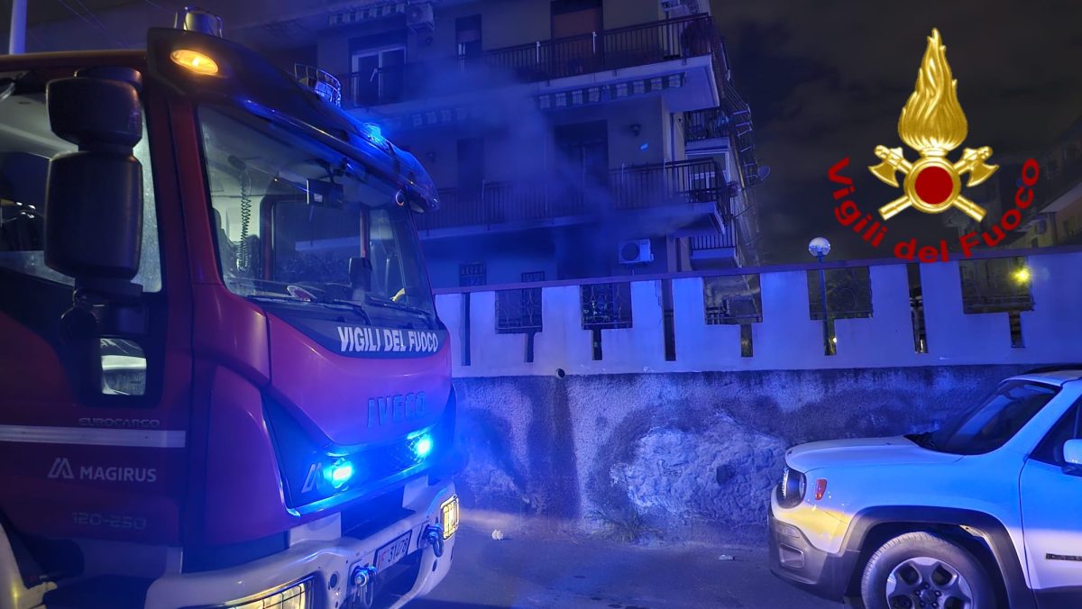FOTO | Scoppia incendio a San Gregorio: vigili del fuoco salvano due persone FOTO | Scoppia incendio a San Gregorio: vigili del fuoco salvano due persone