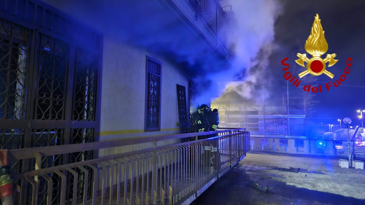 FOTO | Scoppia incendio a San Gregorio: vigili del fuoco salvano due persone FOTO | Scoppia incendio a San Gregorio: vigili del fuoco salvano due persone