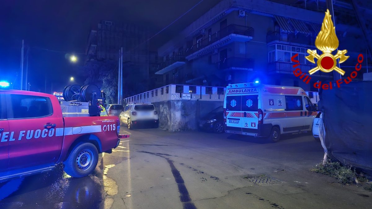 FOTO | Scoppia incendio a San Gregorio: vigili del fuoco salvano due persone FOTO | Scoppia incendio a San Gregorio: vigili del fuoco salvano due persone