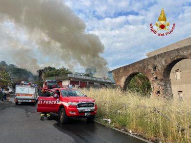 Brucia la Timpa Leucatia a Catania: intervento con autobotti e “Drago 142” del reparto volo