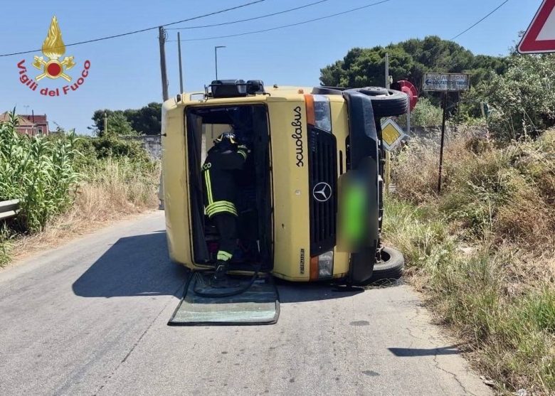 Scontro tra scuolabus e auto a Mazara del Vallo, feriti anche dei bambini: due sono gravi