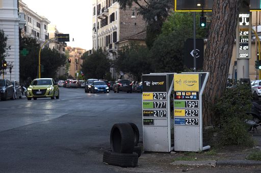 Taglio accise carburanti prorogato fino al 3 luglio, decreto in Gazzetta Taglio accise carburanti prorogato fino al 3 luglio, decreto in Gazzetta