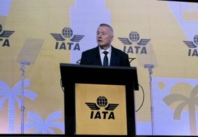Aerei, Iata: utili dimezzati con rialzi petrolio e guerra in Medio Oriente