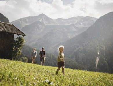 In Valle Aurina l’estate passa dalla tavola tra legno e sentieri