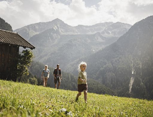 In Valle Aurina l’estate passa dalla tavola tra legno e sentieri