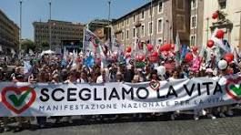 Al ‘corteo pro-vita a Roma sfilano in 20mila: ‘no al suicidio assistito’