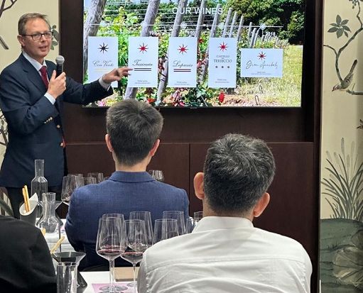 Castello del Terriccio a Singapore con una verticale di “Lupicaia”