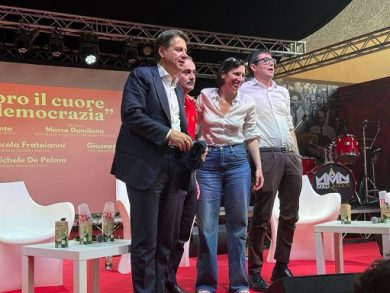 Centrosinistra, i leader Pd-M5s-Avs cantano sul palco insieme “Bella ciao”