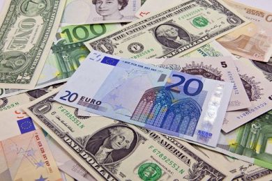 Euro cala sotto 1,14 dollari per la prima volta da un anno
