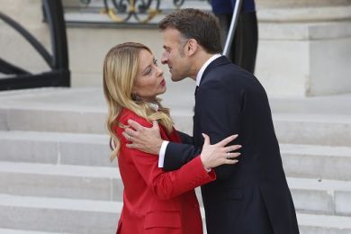 Meloni: con Macron a volte non d’accordo, ma falso relazioni glaciali