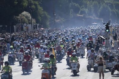 25.000 Vespa da 67 Paesi sfilano a Roma per la festa degli 80 anni