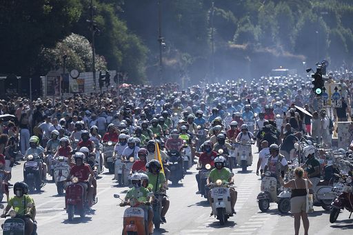 25.000 Vespa da 67 Paesi sfilano a Roma per la festa degli 80 anni
