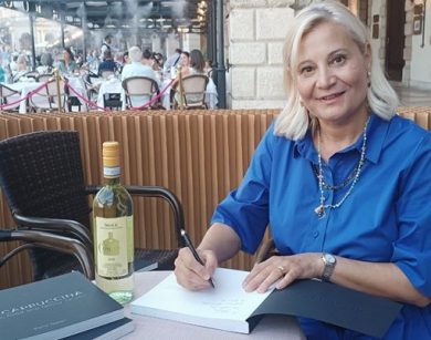 La produttrice Elena Tessari debutta con un libro su famiglia e vino