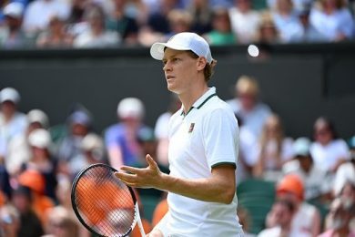 Sinner debutto vincente a Wimbledon, ma quanta fatica
