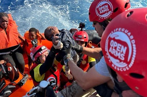 Comitato remigrazione consegna firme pdl: “Antifascisti fuori dalle p…”