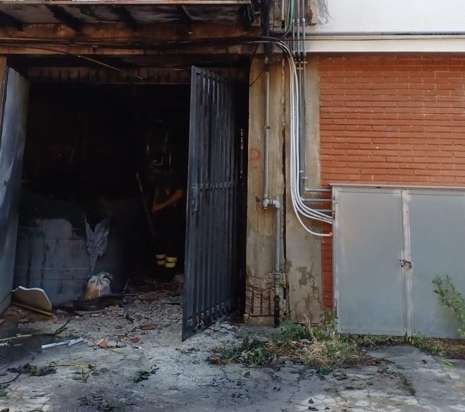 Paura a Palermo, incendio di un’auto danneggia tubazione gas area
