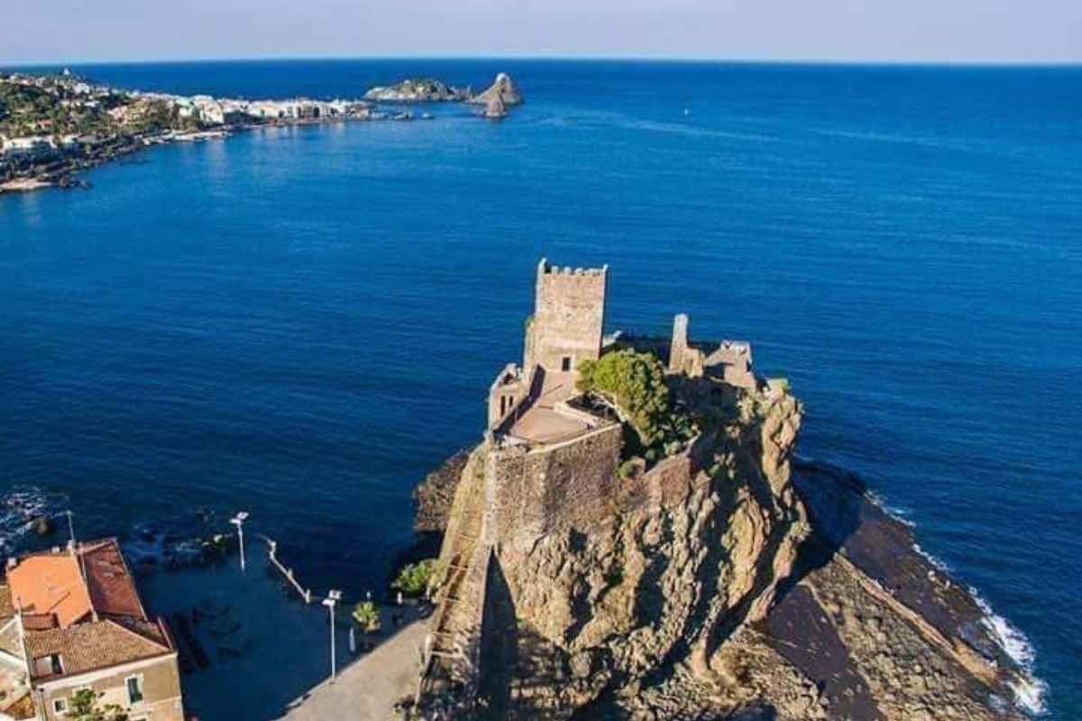Rifiuti ad Aci Castello: rafforzato il piano estivo, ma resta il problema abbandono. Il Comune al lavoro con le foto trappole