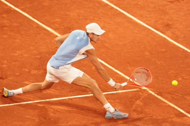 Clamoroso al Roland Garros, Arnaldi si ritira con Cobolli che va in finale: cosa è successo