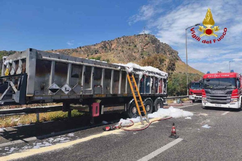 Autoarticolato in fiamme sulla A19 in direzione Catania, riaperta una corsia