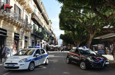 Vendevano irregolarmente generi alimentari in centro a Palermo, sanzionati